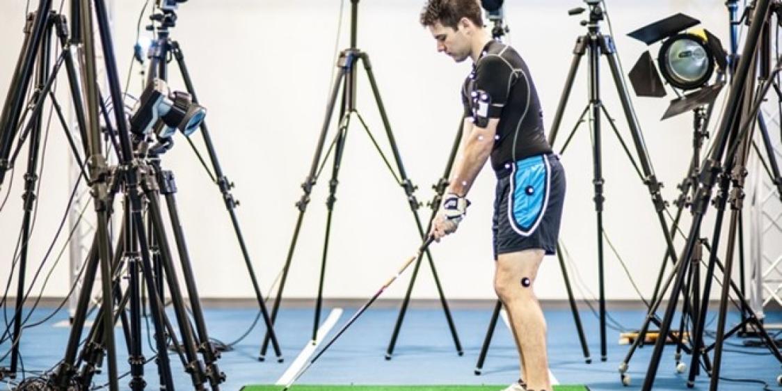 Student from UU practising golf